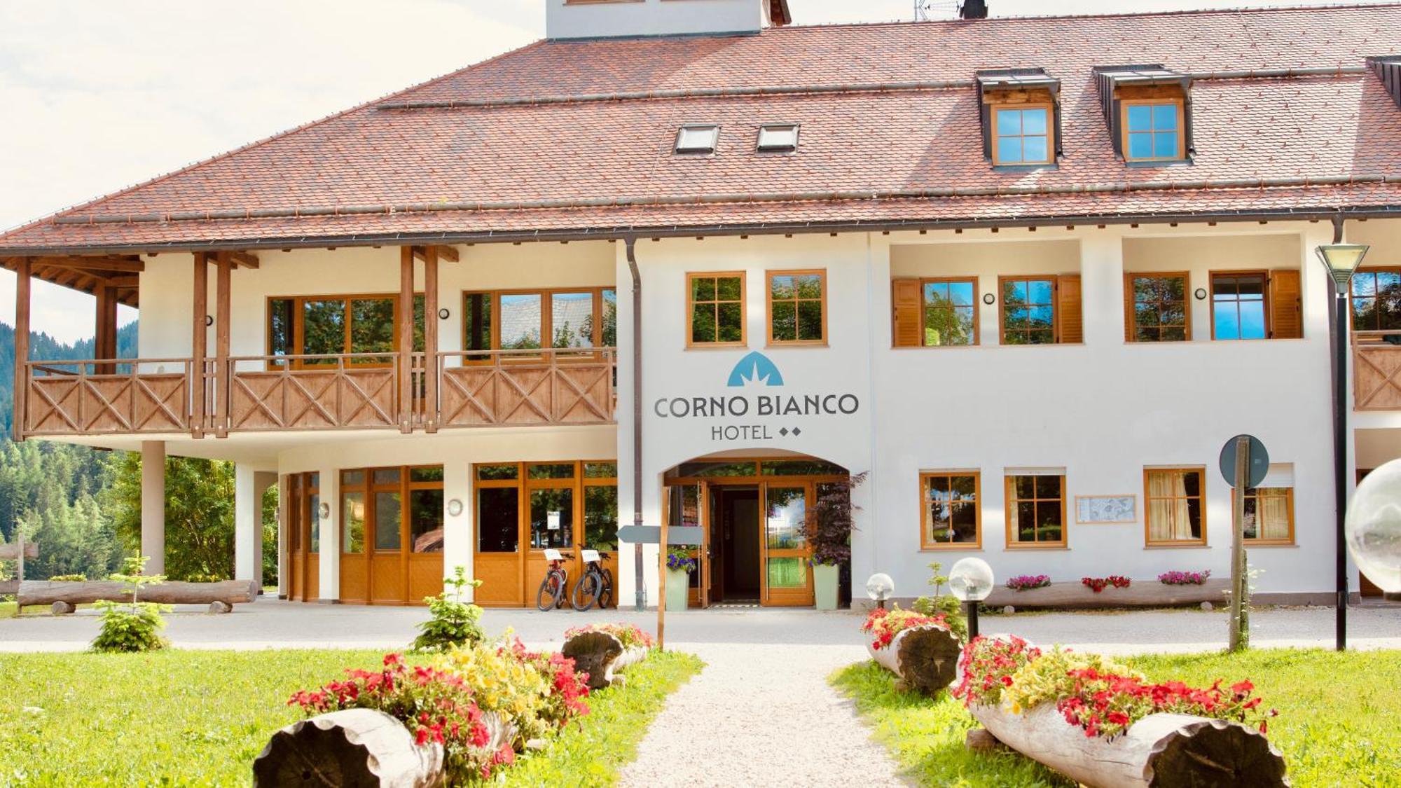 Hotel Corno Bianco Nova Ponente Exterior foto