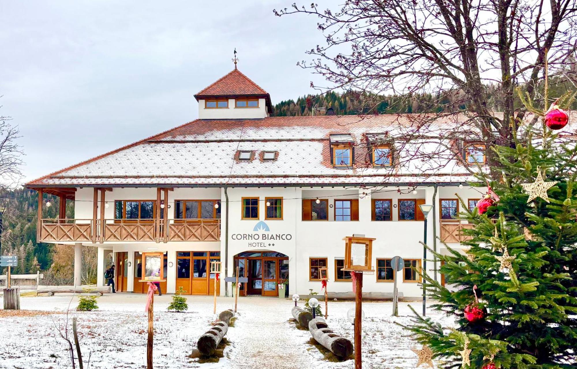 Hotel Corno Bianco Nova Ponente Exterior foto